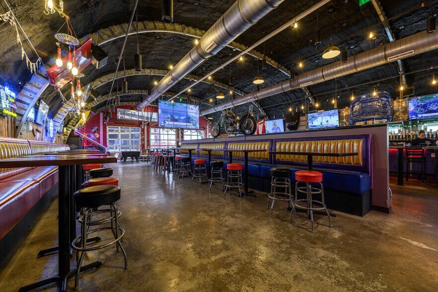 More Photos Of 309 S Oak St, Roanoke Restaurant For Lease