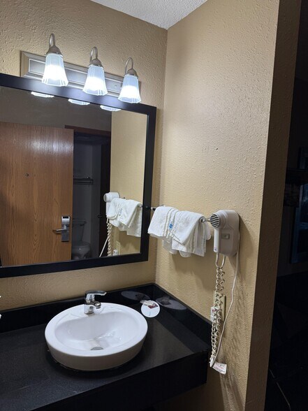 More Photos Of 2601 E 12th St, Mendota Hotel For Sale