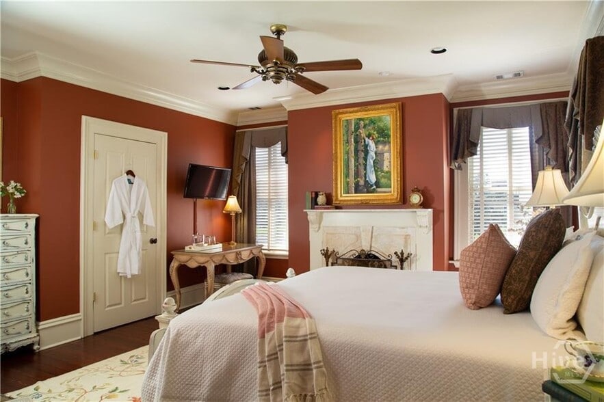 More Photos Of 109 W Liberty St, Savannah Hospitality For Sale