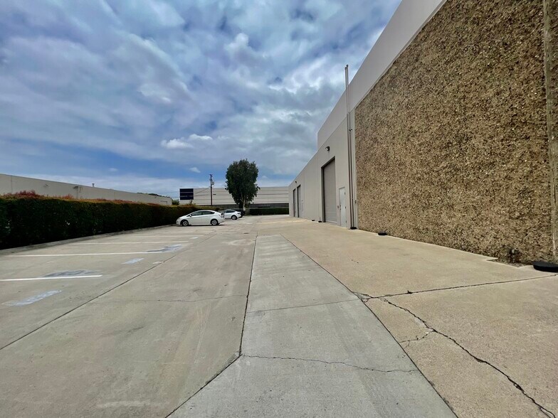 More Photos Of 1434-1440 W Taft Ave, Orange Light Distribution For Lease