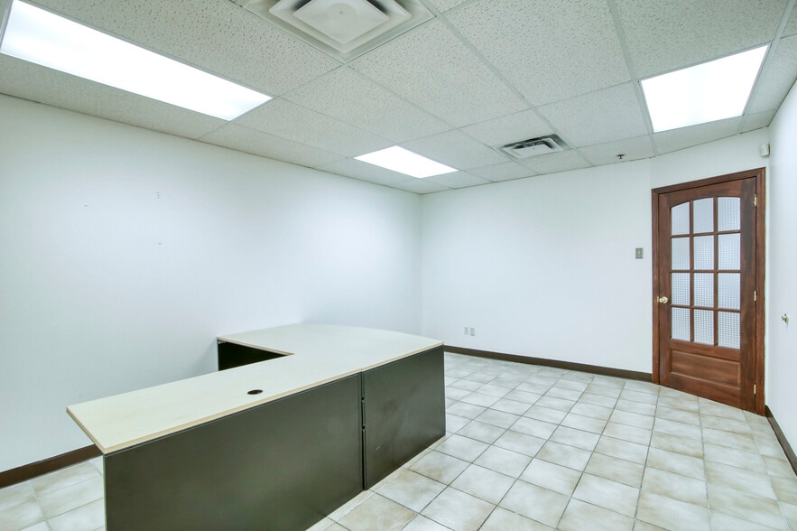 More Photos Of 5805-5879 Boul Henri-Bourassa E, Montréal Office For Lease