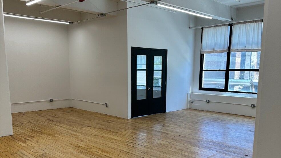 More Photos Of 2121 41st Ave, Long Island City Light Distribution For Lease