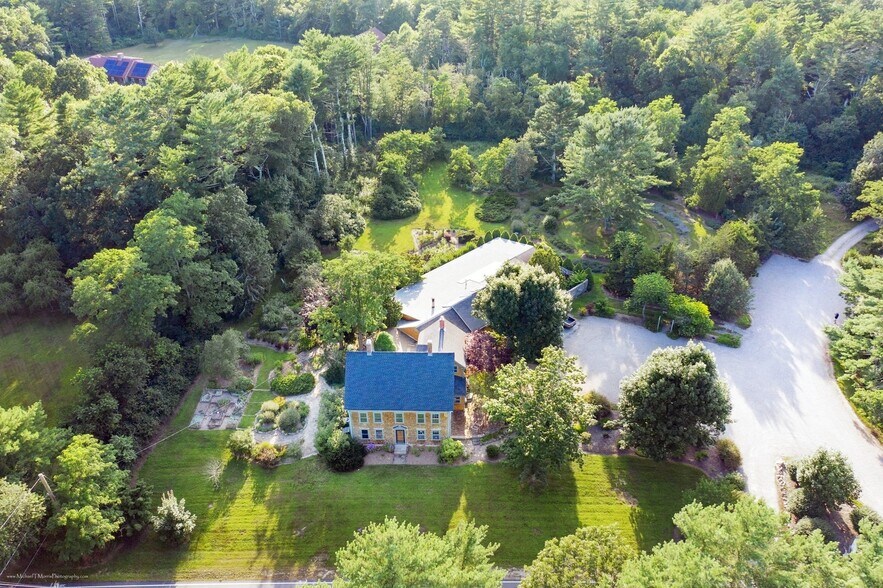 More Photos Of 403 County Rd, Marion General Retail For Lease