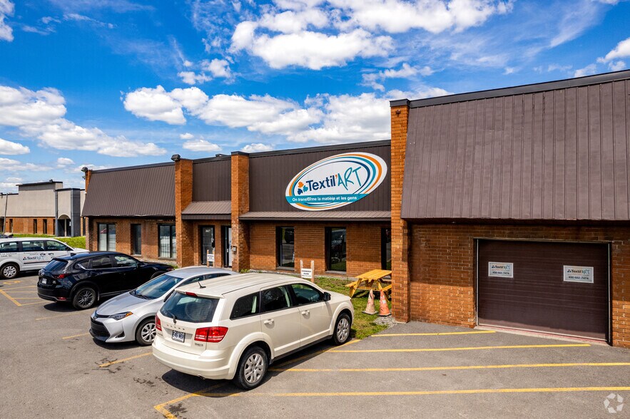 More Photos Of 2597-2635 Boul Le Corbusier, Laval Distribution For Lease