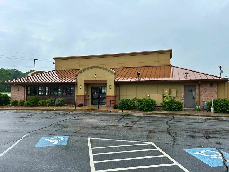 More Photos Of 648 S Neosho Blvd, Neosho Restaurant For Lease