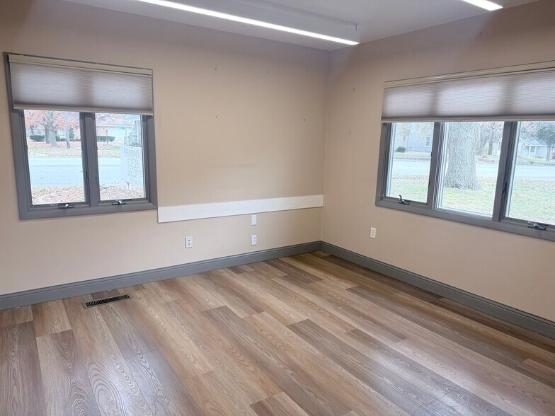 More Photos Of 700 N River Dr, Kankakee Office For Sale