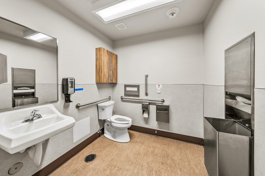 More Photos Of 2166 NW Vine St, Grants Pass Medical For Sale