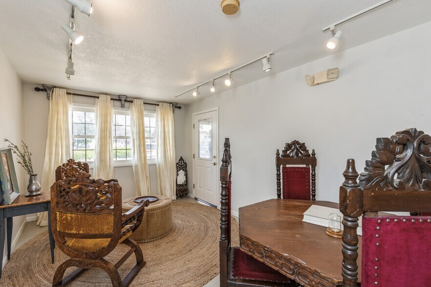 More Photos Of 324 1st St, Des Moines General Retail For Sale