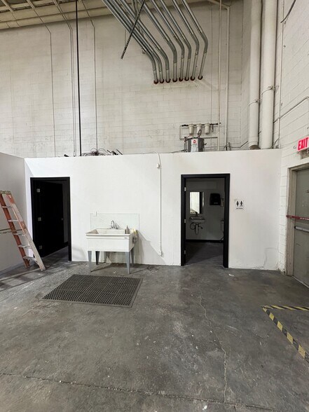 More Photos Of 530 E Pamalyn Ave, Las Vegas Unknown For Lease