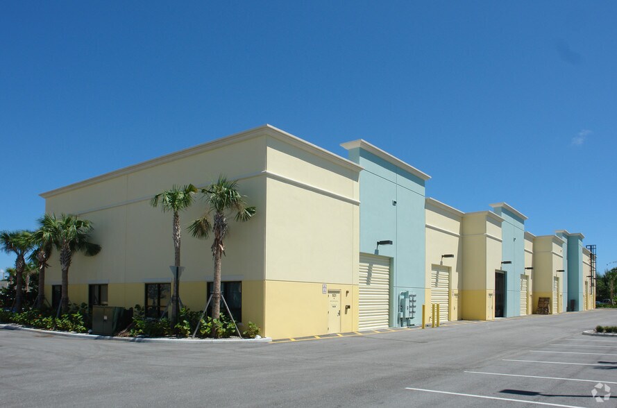More Photos Of 10415 Riverside Dr, Palm Beach Gardens Showroom For Lease