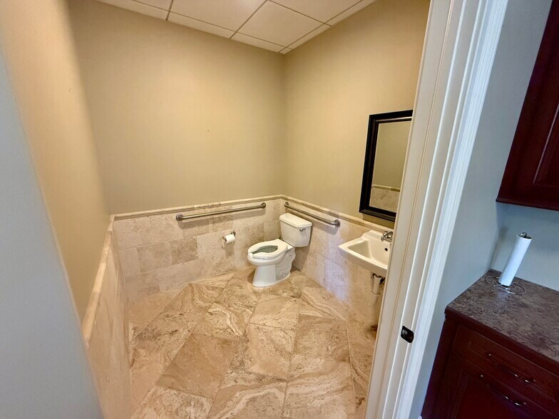 More Photos Of 960185 Gateway Blvd, Fernandina Beach Office For Sale