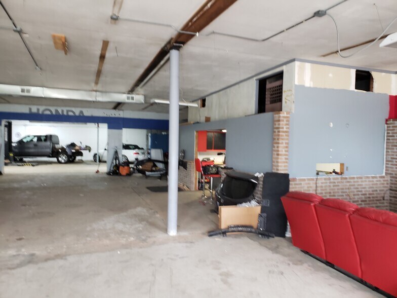 More Photos Of 1114 Valley Rd, Menasha Auto Repair For Sale