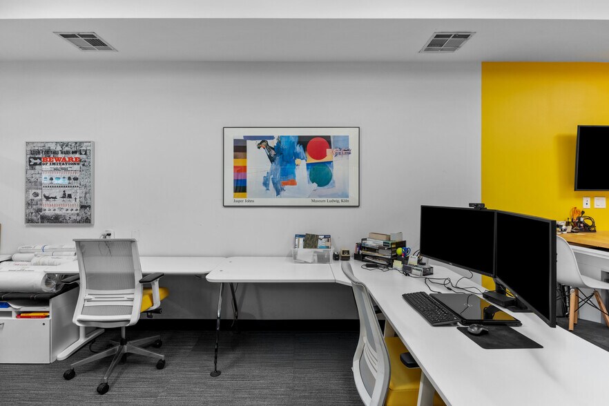 More Photos Of 10215 Santa Monica Blvd, Los Angeles Office For Sale