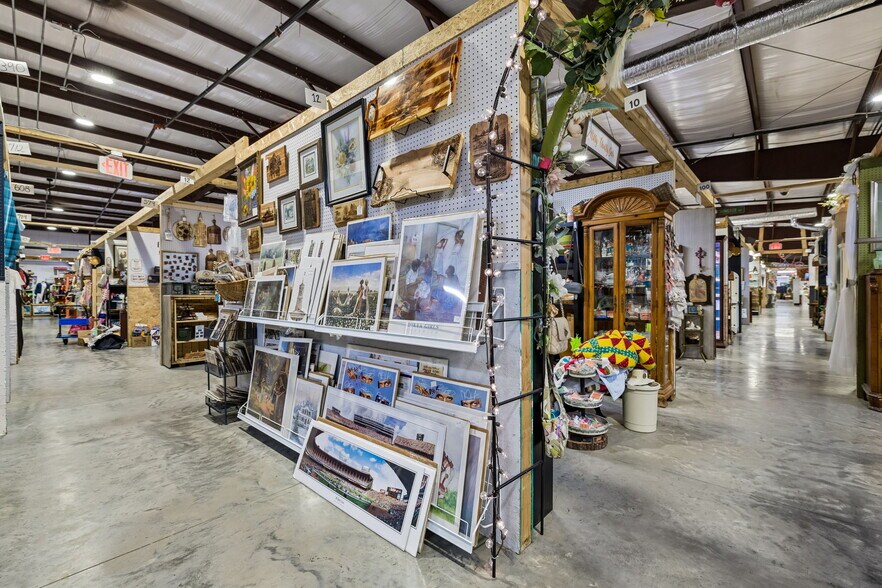 More Photos Of 4070 Old Highway 431, Greenbrier Freestanding For Sale