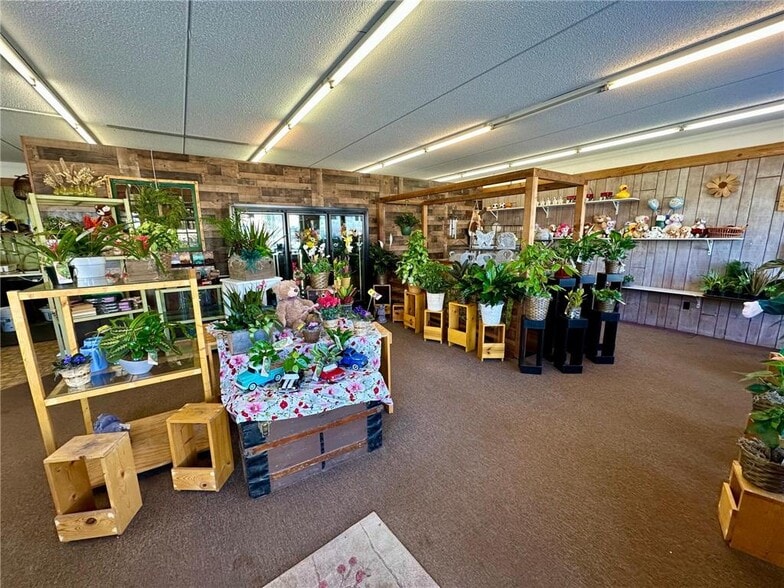More Photos Of 605 1st St, Princeton Storefront For Sale