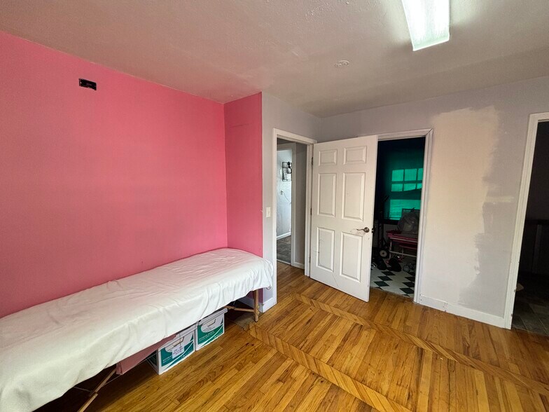 More Photos Of 4131 River Rd N, Salem Freestanding For Lease