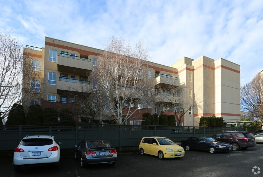 More Photos Of 1011 Johnson St, Victoria Apartments For Lease