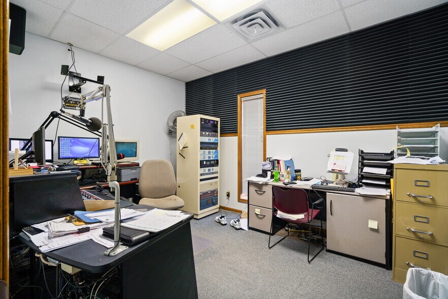 More Photos Of 1801 N 13th Ave E, Newton Flex For Lease