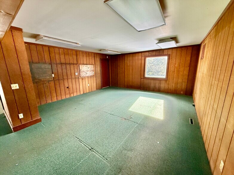 More Photos Of 524 Main St S, Woodbury Garden Center For Lease