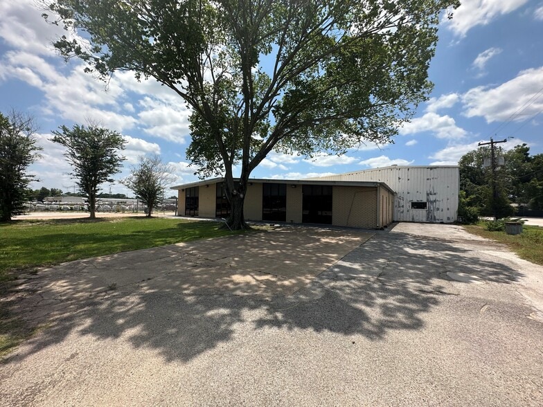 More Photos Of 1505 Brittmoore Rd, Houston Warehouse For Lease