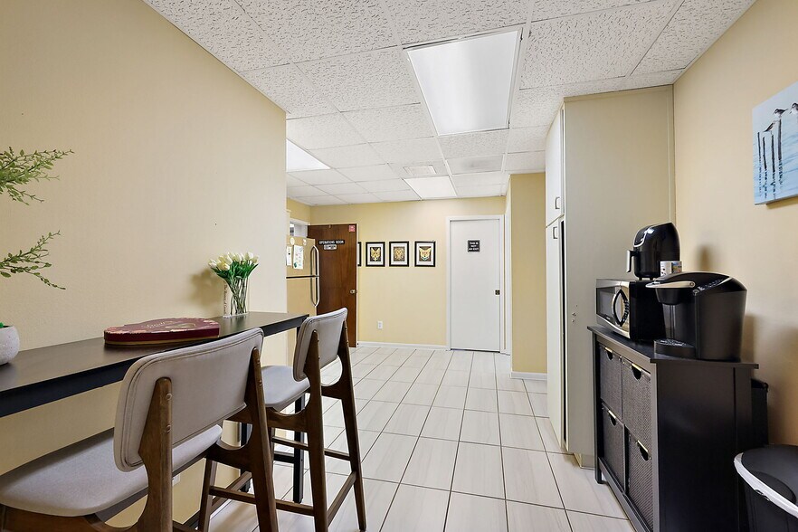 More Photos Of 609 W Montrose St, Clermont Office For Sale