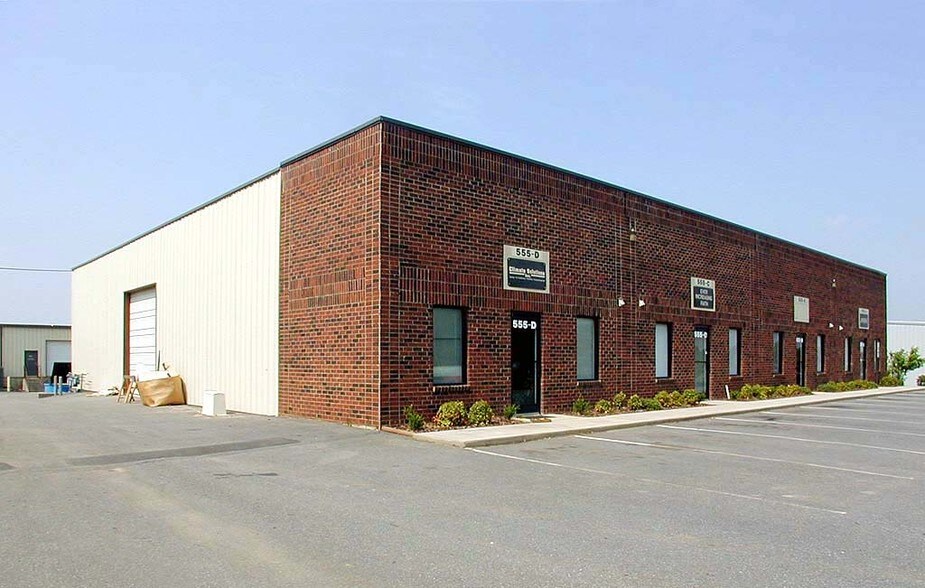 More Photos Of 555 NW Pitts School Rd, Concord Warehouse For Lease