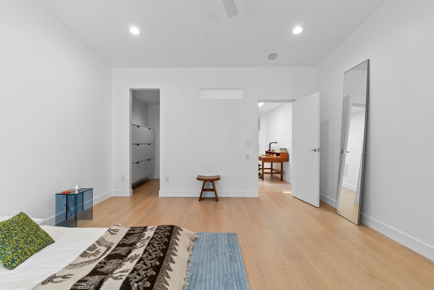 More Photos Of 422 S Highland Ave, Baltimore Storefront Retail Residential For Sale