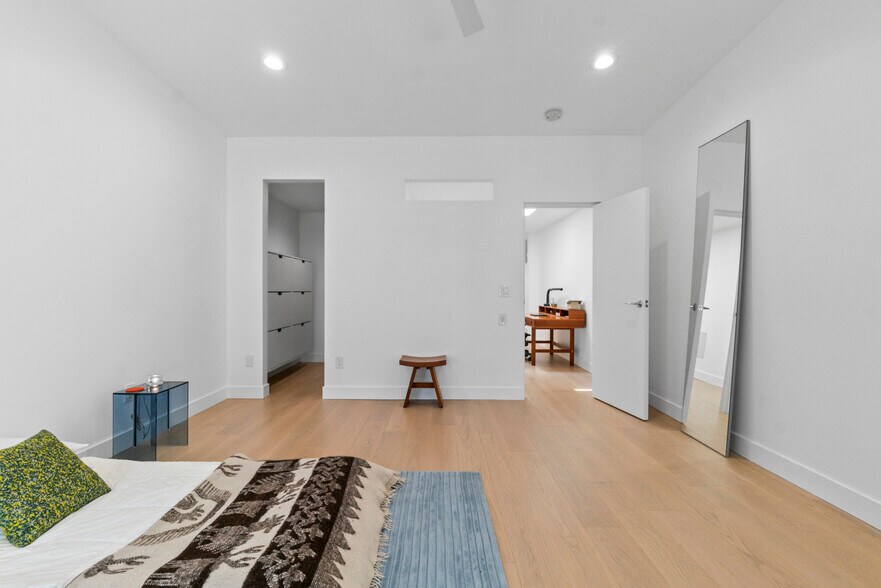 More Photos Of 422 S Highland Ave, Baltimore Storefront Retail Residential For Sale