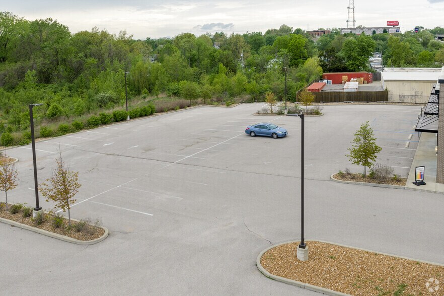 More Photos Of 1560 Veterans Memorial Pkwy, Saint Charles Unknown For Lease