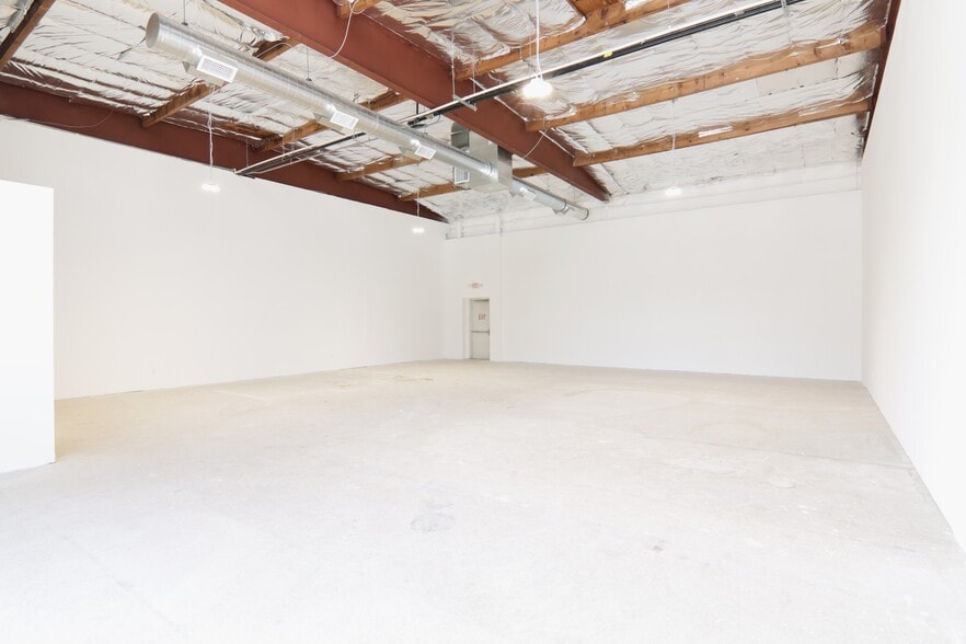 More Photos Of 3860 E Main St, Ventura Freestanding For Lease