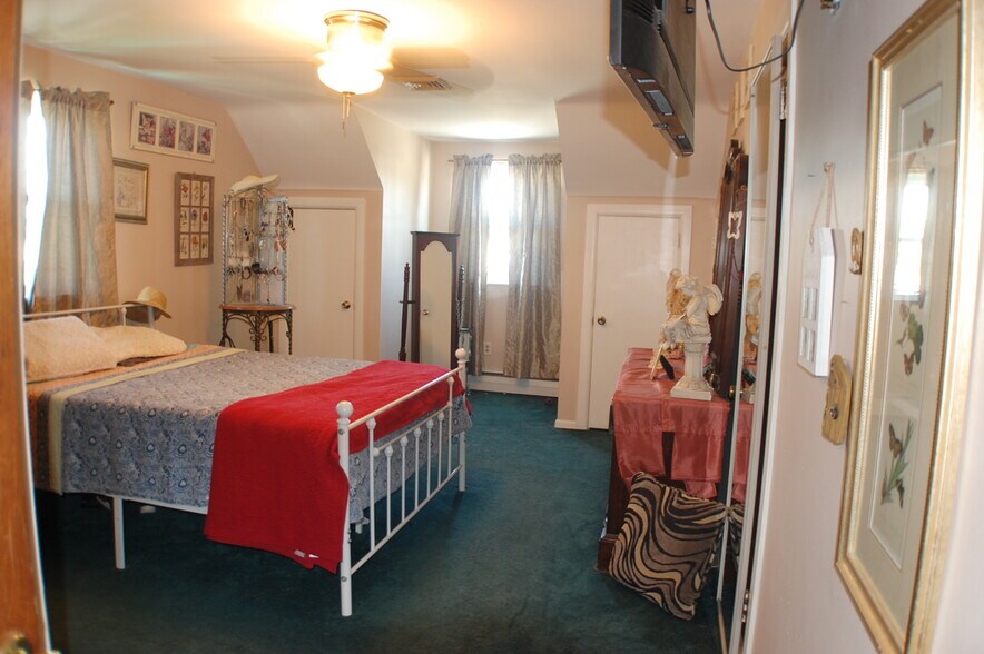 More Photos Of 1835 Delmar Dr, Folcroft Freestanding For Lease