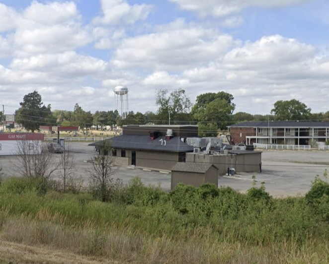 More Photos Of 305 Eastgate Dr, Osawatomie Restaurant For Lease