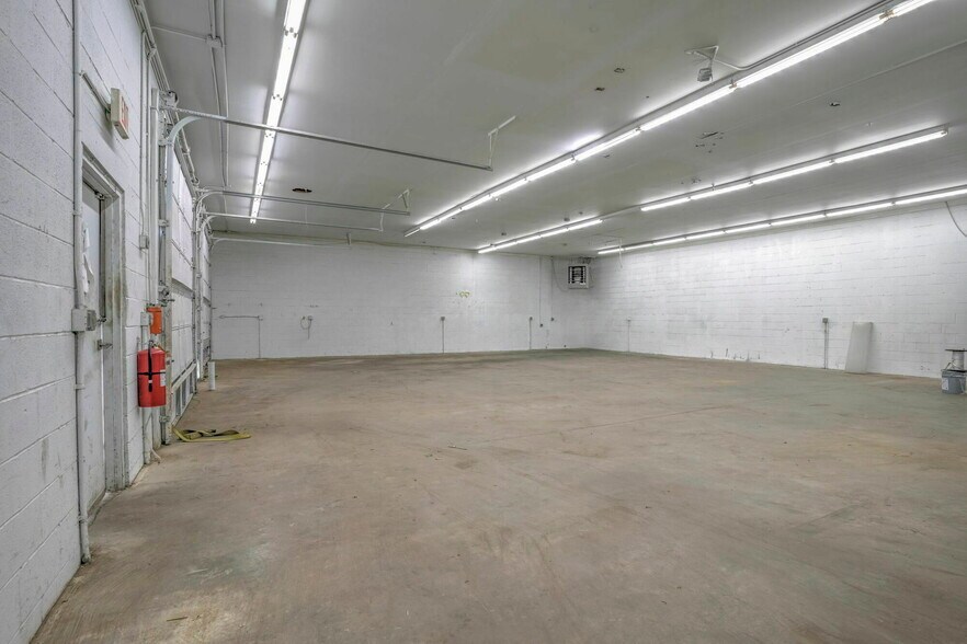 More Photos Of 43956 Commerce Ave, Hollywood Industrial For Lease
