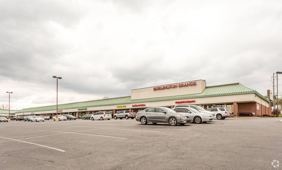 Primary Photo Of 147-185 E Wears Valley Rd, Pigeon Forge Storefront For Lease