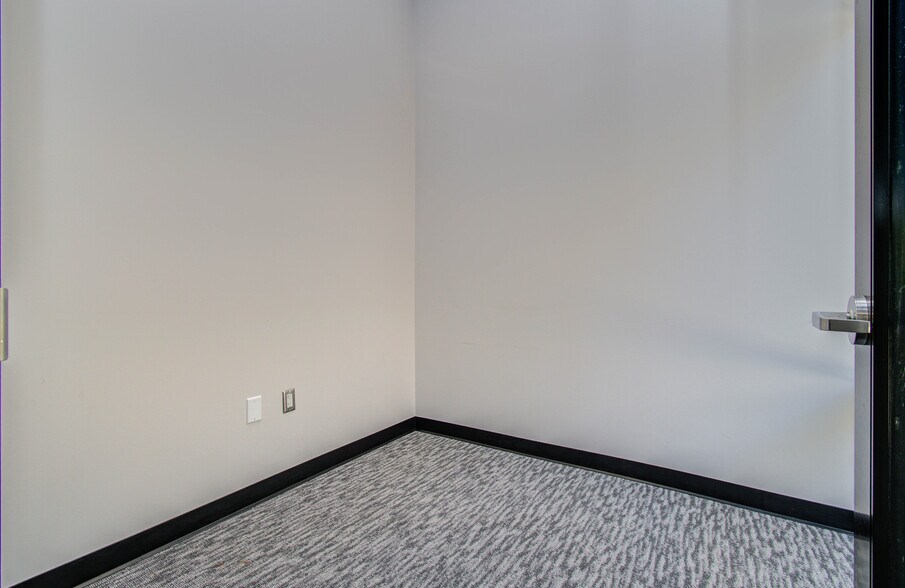 More Photos Of 9330 Kirby Dr, Houston Research And Development For Lease