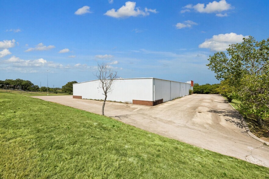 More Photos Of 10631 Joseph Clayton Dr, Austin Warehouse For Lease