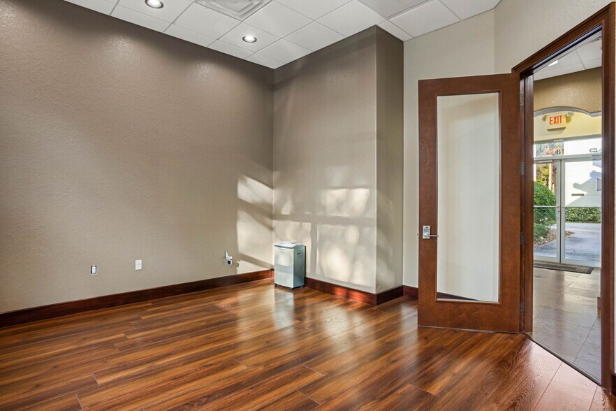 More Photos Of 8810 Commodity Cir, Orlando Showroom For Lease