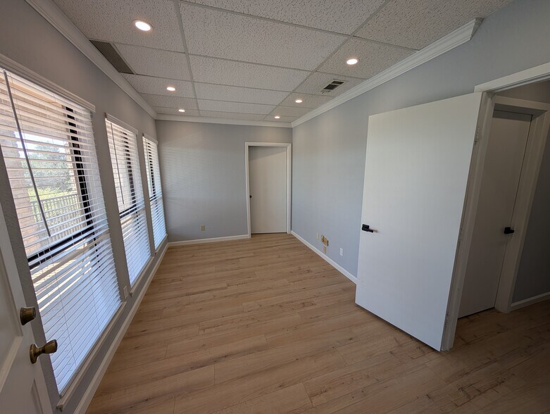 More Photos Of 5758 Balcones Dr, Austin Office For Lease