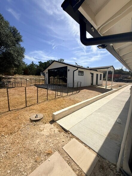 More Photos Of 22214 State Highway 71 W, Spicewood Storefront Retail Office For Lease