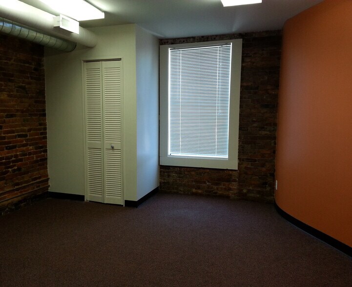 More Photos Of 13 E Lincolnway, Valparaiso Office For Sale