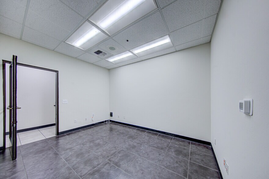 More Photos Of 4625 Wible Rd, Bakersfield Auto Dealership For Lease