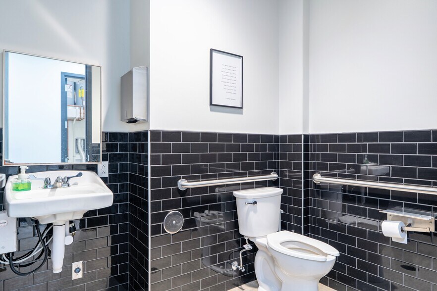 More Photos Of 6170 Bennett Dr, Edwardsville General Retail For Lease