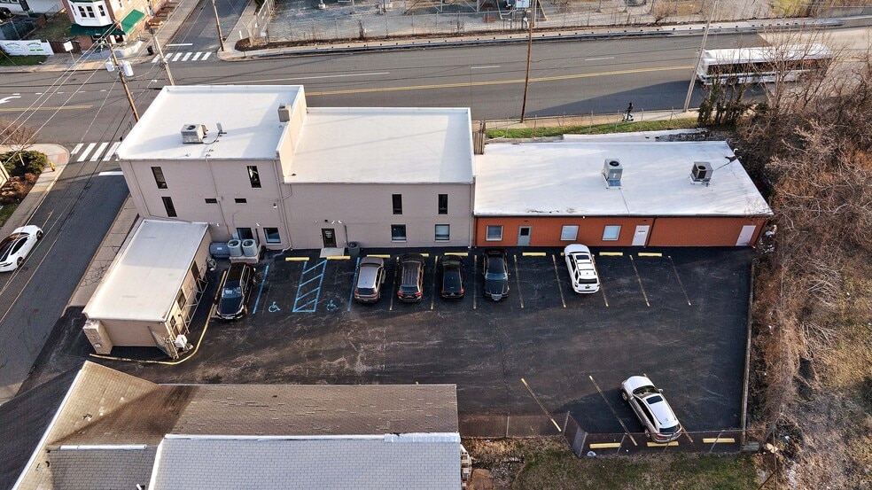 More Photos Of 2400 W 4th St, Wilmington Office For Sale