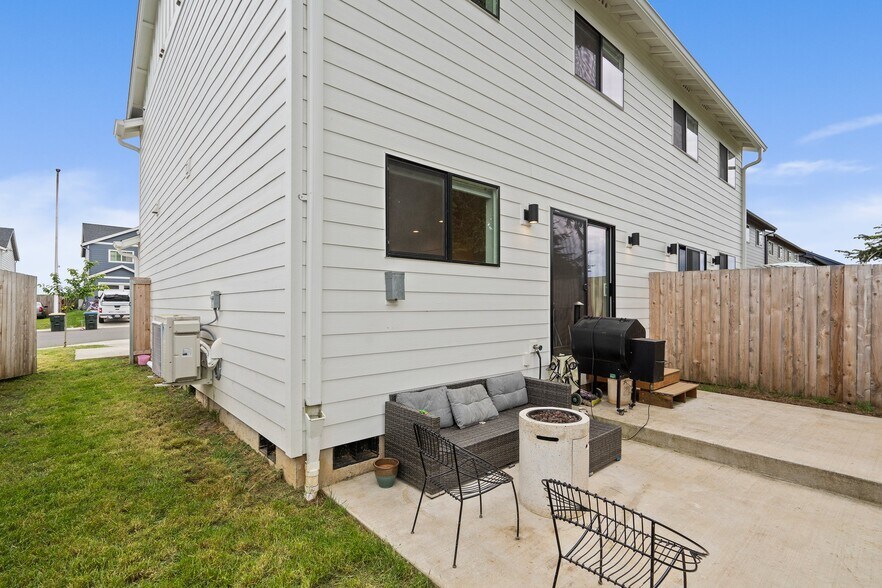 More Photos Of 1013 Peach Rd, Winlock Apartments For Sale