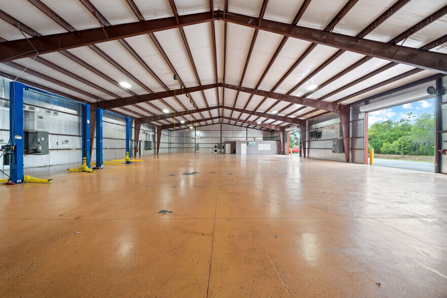 More Photos Of 3073 NE 37th Pl, Wildwood Warehouse For Lease