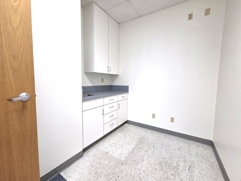 More Photos Of 300 Old River Rd, Bakersfield Medical For Lease