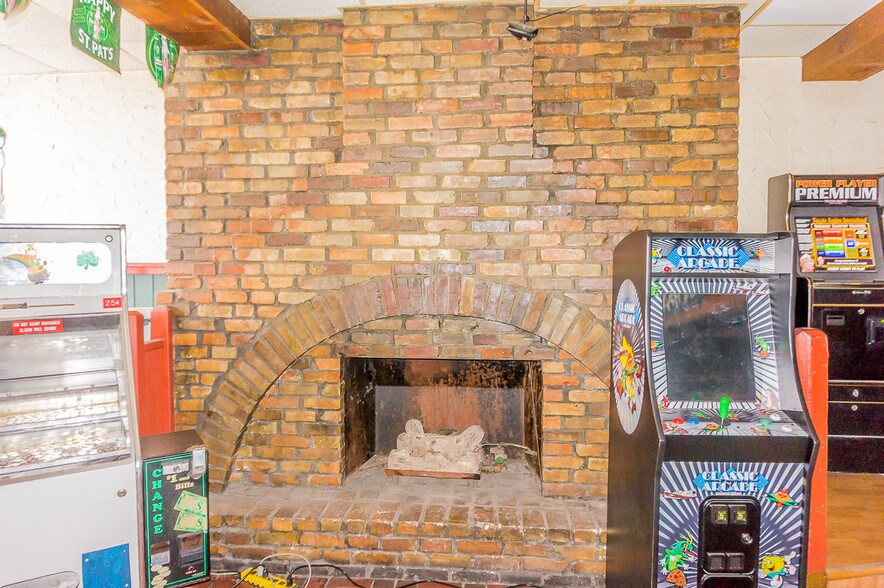 More Photos Of 318 W North Water St, New London Bar For Sale