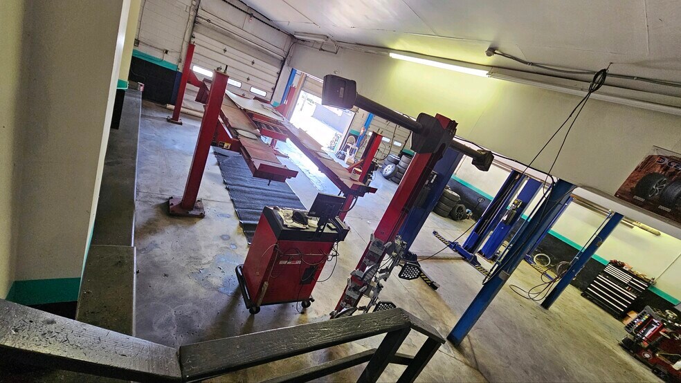 More Photos Of 340 Lincoln St, Woodbury Auto Repair For Sale