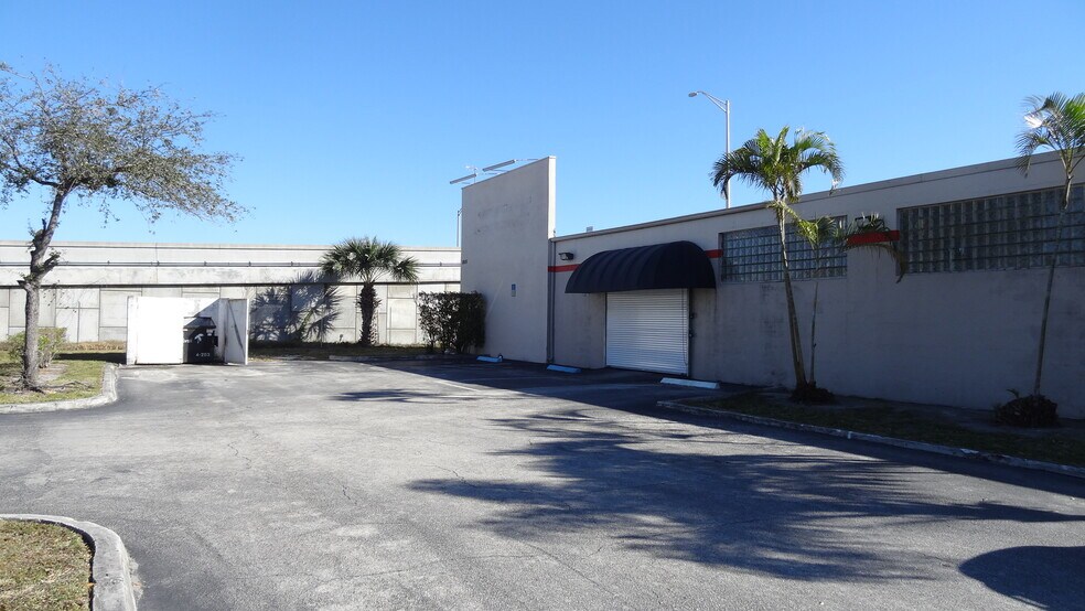 Primary Photo Of 1815 10th Ave N, Lake Worth Beach Warehouse For Lease