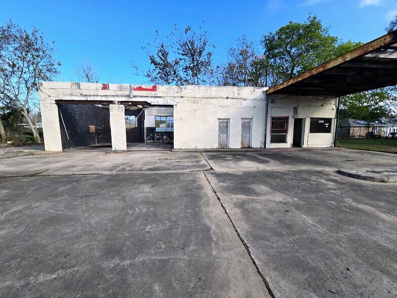 Primary Photo Of 6610 Highway 6, Hitchcock Freestanding For Sale